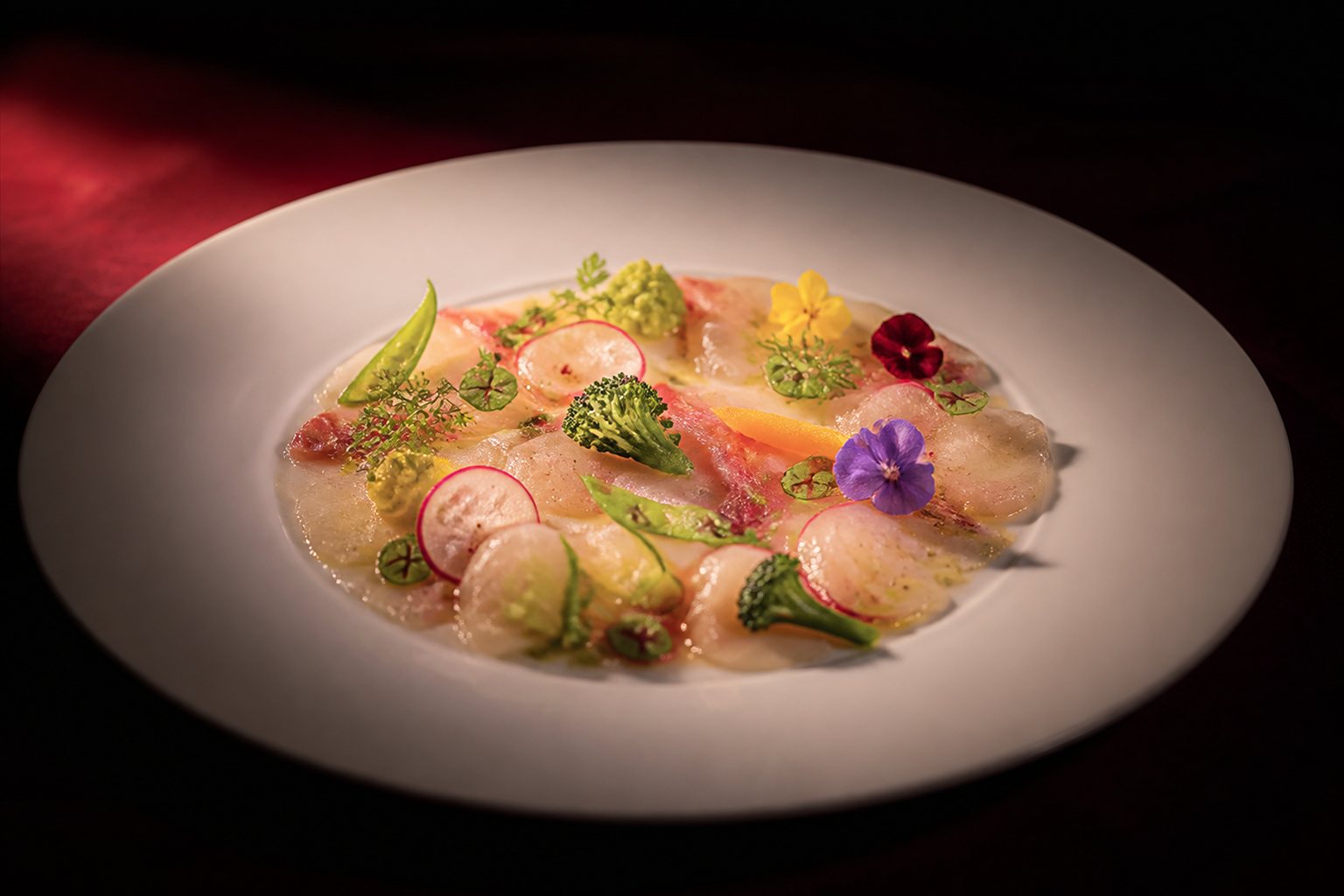 季節のおすすめコースの前菜。旬野菜と鮮魚のカルパッチョにエディブルフラワー